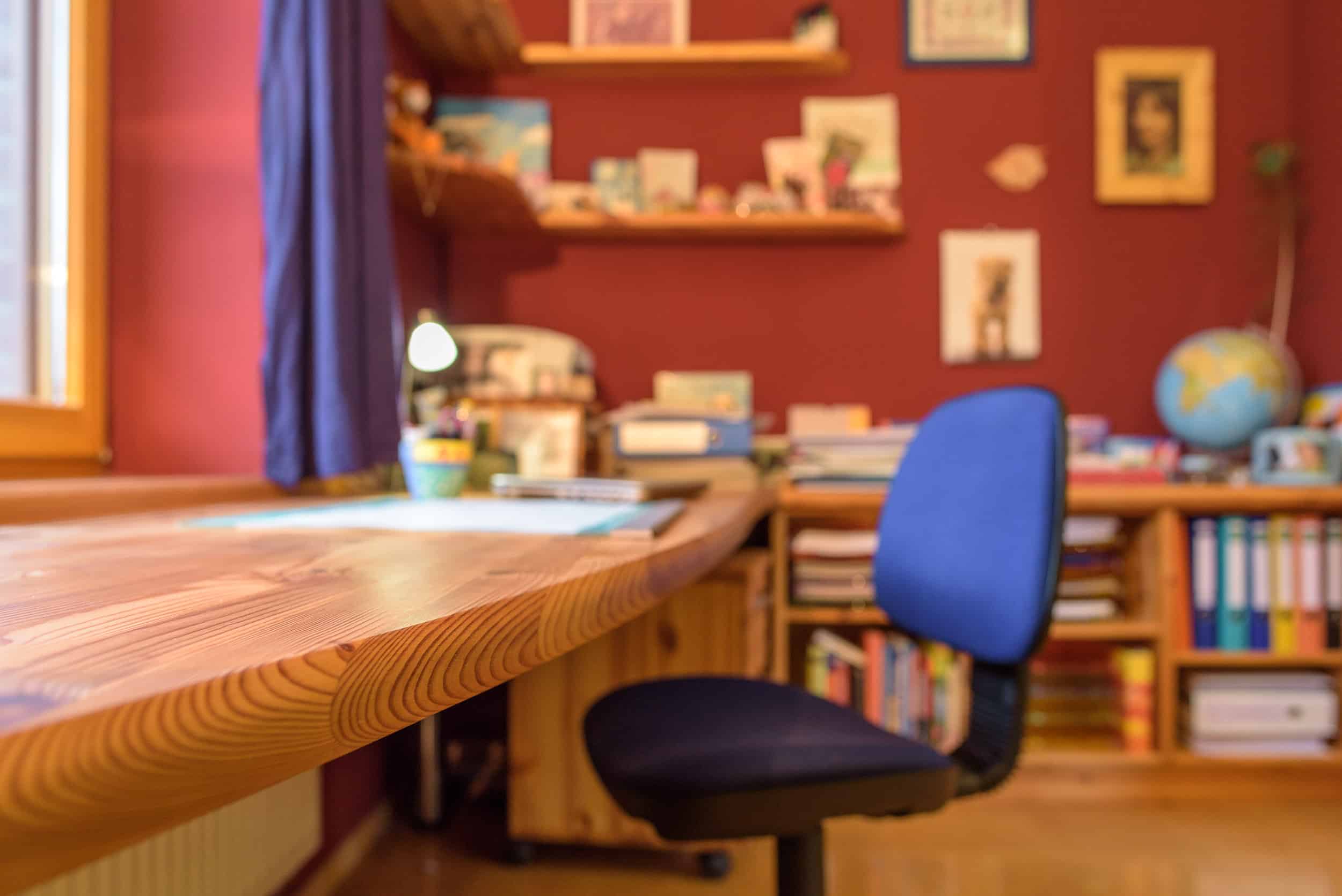 Arbeitszimmer mit großem Schreibtisch - Kinder- und Jugendzimmer